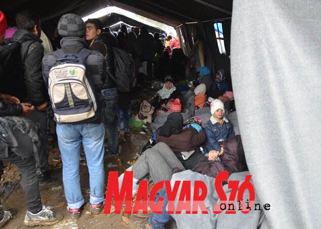 A segélyszervezetek sátraiban is hideg van, igaz, nem fúj a szél, de huzatos (Ótos András felvétele)