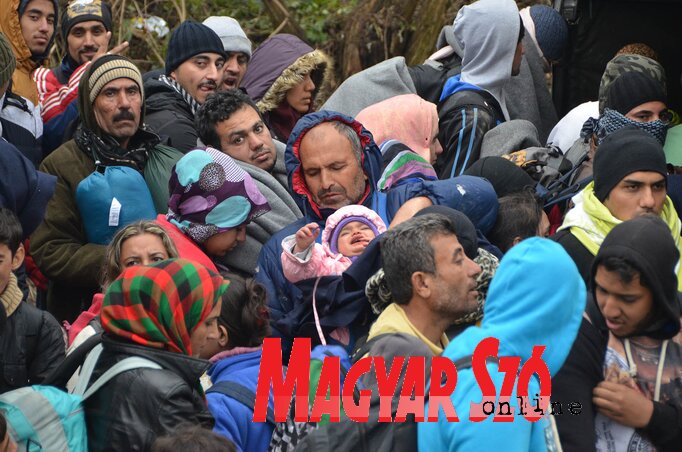 Ezerfős tömeg várakozik arra, hogy felnyissák előttük a horvát kaput (Ótos András felvétele)