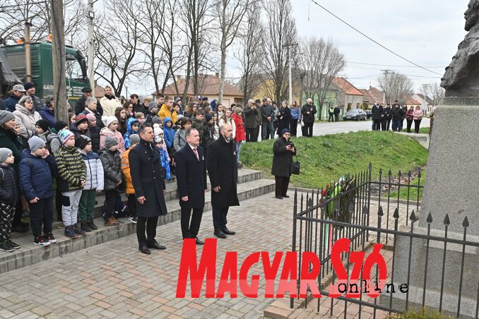 Az anyaország nevében Magyar József nagykövet, Pálinkás Gábor első beosztott és Kaizinger Tibor első beosztott konzul koszorúzott (Ótos András felvétele) Az anyaország nevében Magyar József nagykövet, Pálinkás Gábor első beosztott és Kaizinger Tibor első beosztott konzul koszorúzott (Ótos András felvétele)