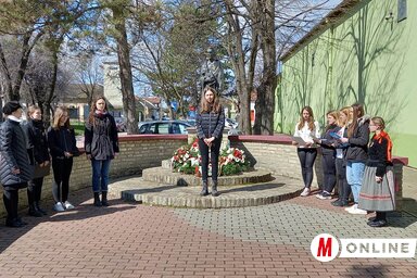 Közös alkalmi műsor a Petőfi-szobornál (Kancsár Izabella felvétele)