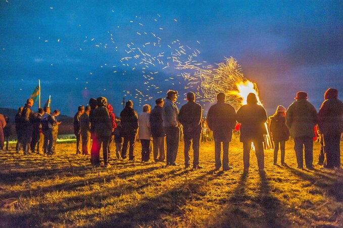 Őrtűz ég a Hargita megyei Csíkszentgyörgy sportpályáján (MTI)