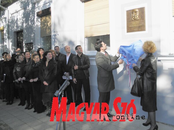Bilicki Zoltán és Maksó Éva leplezte le az emléktáblát (Csincsik Zsolt felvétele) Bilicki Zoltán és Maksó Éva leplezte le az emléktáblát (Csincsik Zsolt felvétele)