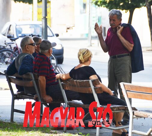 „Megengedhetetlen, hogy úgy tekintsünk az idősekre, mint passzív és haszontalan személyekre. Ezen változtatnunk kell!” – hangzott el az előadáson (Ótos András felvétele)