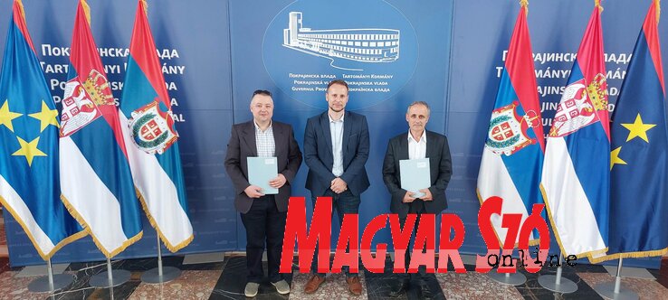 Fülöp Valentin, Kovács Károly és Kanyó István a támogatási szerződés aláírásán Fülöp Valentin, Kovács Károly és Kanyó István a támogatási szerződés aláírásán