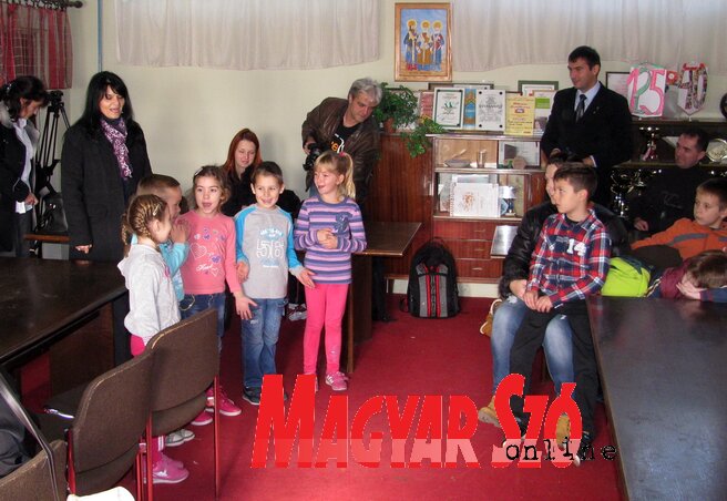 Találkozás a bánáti gyerekekkel (Kecskés István felvétele) Találkozás a bánáti gyerekekkel (Kecskés István felvétele)