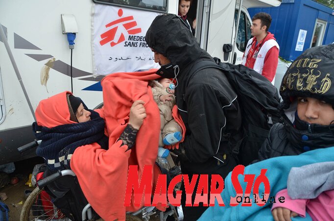Tolókocsiban az anya, ő vajon hogyan jut majd át a határ előtt tolongó többezres tömegen? Tolókocsiban az anya, ő vajon hogyan jut majd át a határ előtt tolongó többezres tömegen?