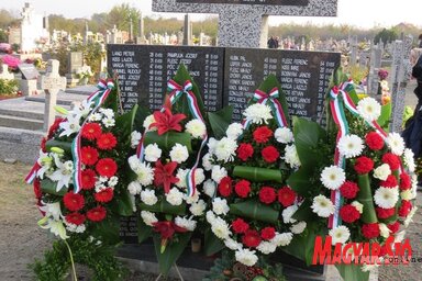 A két éve álló emléktábla (Fotó: Fekete J. József)