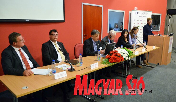 Nagy Erzsébet beszél, az asztalnál ülnek (balról jobbra): Nyilas Mihály, dr. Pintér Attila, Csáki Mihály, Miroslav Vasin (Fotó: Ótos András)