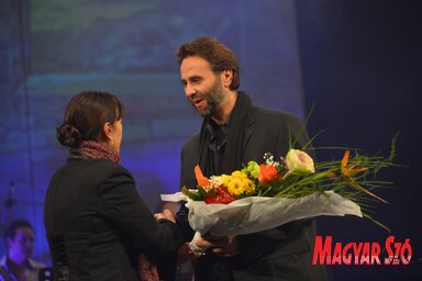 Ljubica Ristovski igazgatónő gratulál Mezei Zoltánnak (Molnár Edvárd felvétele)