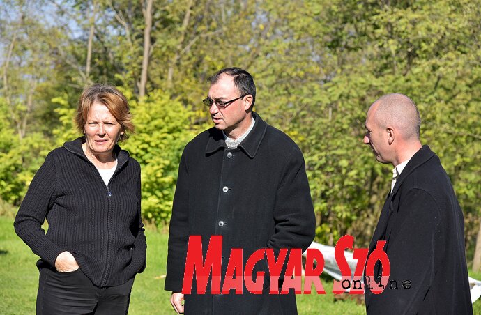 Svetlana Bakić, Mellár József és Link Lajos pénteken a helyszínen tárgyalt a keresztek visszaállításáról