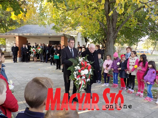 Lackó Róbert és dr. Bimbó Mihály az adorjáni koszorúzáson Lackó Róbert és dr. Bimbó Mihály az adorjáni koszorúzáson