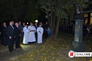Brasnyó Ferenc plébános felszenteli a szobrot (Lakatos János felvétele)