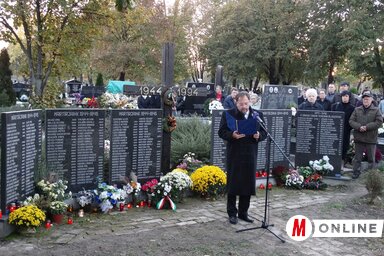 Pócs János beszédét mondja a temerini nagy tömegsírnál az áldozatok névsorát tartalmazó márványlapok előtt (Góbor Béla felvétele)