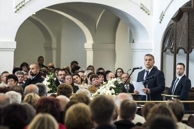 Orbán Viktor beszédet mond a Baksay Sándor Református Gimnázium és Általános Iskola új épületének avatásán a kunszentmiklósi református templomban (Fotó: MTI – Ujvári Sándor)