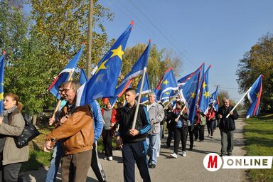 Száz vajdasági zászlóval vonultak föl Nemesmiliticsen a ligások (Fotó: Fekete J. József)