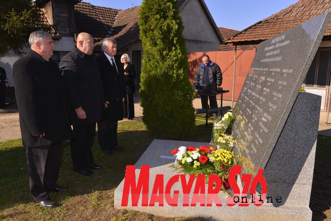 Csantavéren a VMSZ szervezésében helyezték el a kegyelet virágait (Fotó: Molnár Edvárd) Csantavéren a VMSZ szervezésében helyezték el a kegyelet virágait (Fotó: Molnár Edvárd)