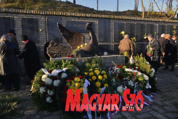 Szabadkán a hagyományoknak megfelelően  a Zentai úti temető 44-es parcellájánál helyezték el a kegyelet virágait (Fotó: Molnár Edvárd)
