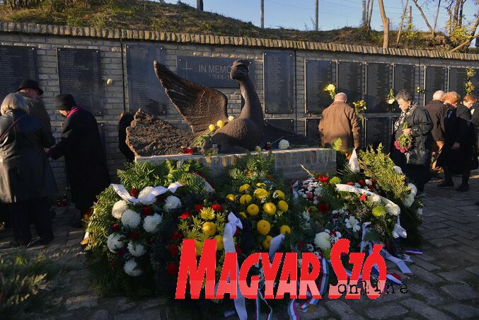 Szabadkán a hagyományoknak megfelelően a Zentai úti temető 44-es parcellájánál helyezték el a kegyelet virágait (Fotó: Molnár Edvárd) Szabadkán a hagyományoknak megfelelően a Zentai úti temető 44-es parcellájánál helyezték el a kegyelet virágait (Fotó: Molnár Edvárd)