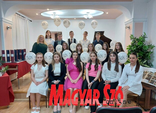 A Topolyai Zeneiskola végzős diákjainak csoportképe az igazgatnővel