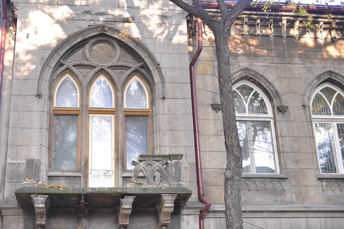 Egy a homlokzatról leszakadt díszítőelem törte le az erkély egy részét (Fotó: Molnár Edvárd)