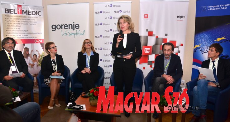 A tanácskozás résztvevőit a tegnapi konferenciamegnyitón Ökrész Rozália, a Magyar Szó igazgatónője köszöntötte (Dávid Csilla felvétele) A tanácskozás résztvevőit a tegnapi konferenciamegnyitón Ökrész Rozália, a Magyar Szó igazgatónője köszöntötte (Dávid Csilla felvétele)