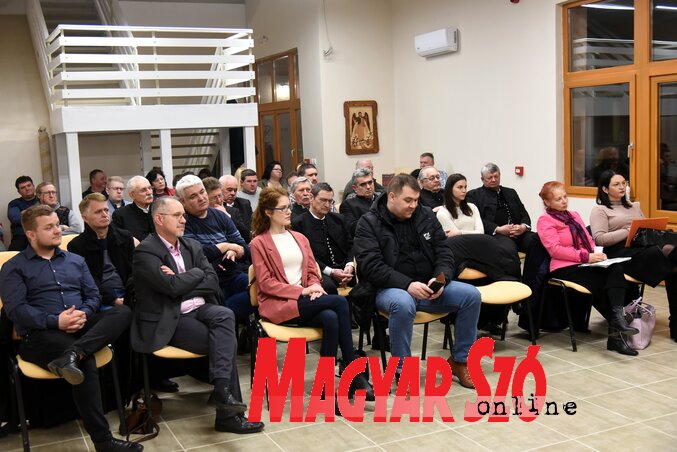 Telt ház előtt mutatták be kollégáink a Magyar Szót és a Magvetőt (Fotó: Gergely József) Telt ház előtt mutatták be kollégáink a Magyar Szót és a Magvetőt (Fotó: Gergely József)