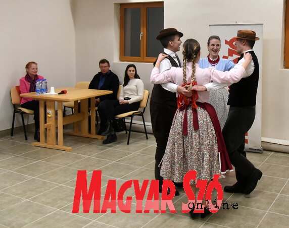 A Kiscimbora táncegyüttes kamaracsoportja (Fotó: Gergely József) A Kiscimbora táncegyüttes kamaracsoportja (Fotó: Gergely József)