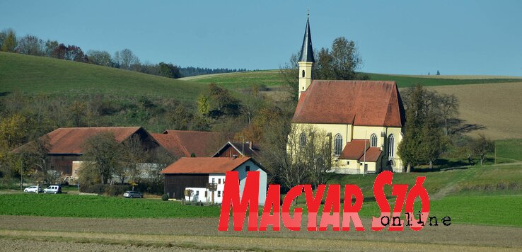 Tájkép templommal, valahol Passau és Salzburg között (Ótos András felvétele)