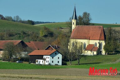 Tájkép templommal, valahol Passau és Salzburg között (Ótos András felvétele)