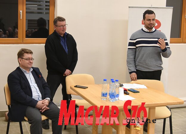 Varga Attila szerkesztő és az élőújság vendégei, dr. Molnár Viktor és Újhelyi Ákos mgr. (Fotó: Gergely József) Varga Attila szerkesztő és az élőújság vendégei, dr. Molnár Viktor és Újhelyi Ákos mgr. (Fotó: Gergely József)