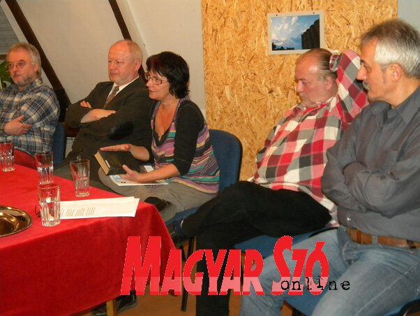 Az Ex Symposion szerzői és szerkesztői Bakos Árpáddal (Benedek Miklós felvétele)