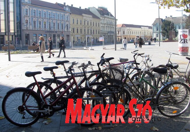 Új kerékpártartók a főutcán (Fotó: Kecskés István) Új kerékpártartók a főutcán (Fotó: Kecskés István)