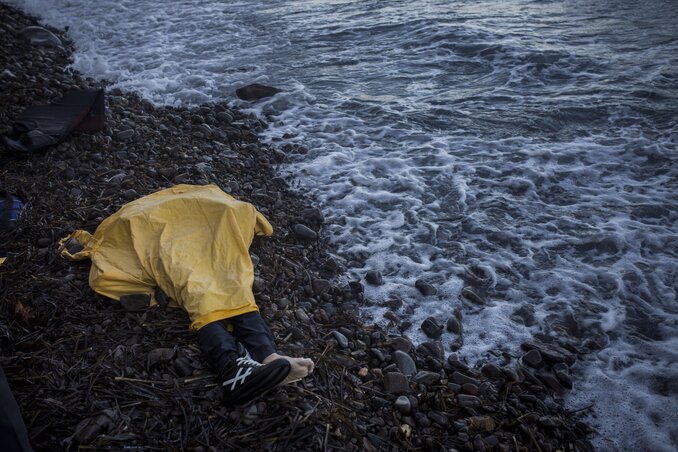 Az egyik vízbe fúlt szíriai fiú partra vetett holtteste a leszboszi Szkala Szikamineasznál (Beta/AP)