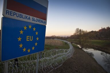 A Rigonce közelében húzódó drótakadály (Fotó: Beta/AP)