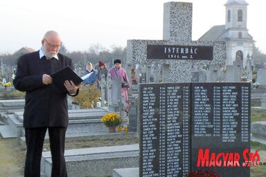 Neveda Ferenc az isterbáci áldozatok emléktáblájánál (Fotó: Fekete J. József)