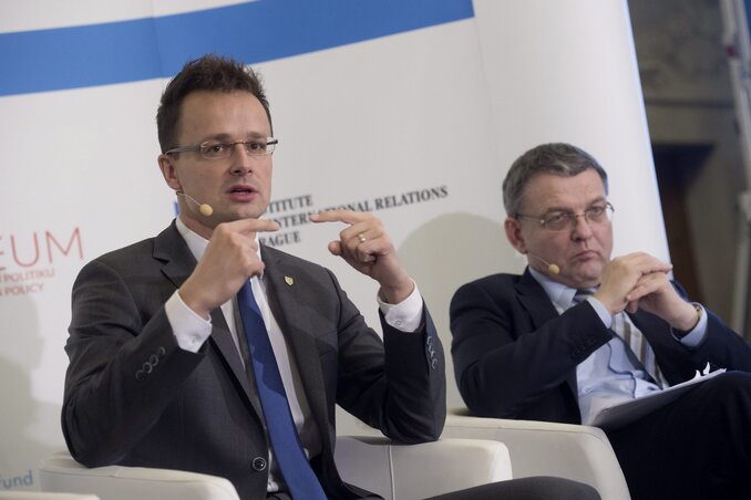 Szijjártó Péter a prágai sajtótájékoztatón, mellette Lubomír Zaorálek cseh külügyminiszter (Fotó: MTI)