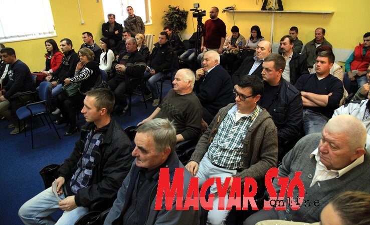 A sikeresen pályázó termelők egy csoportja a tartományi kormány épületében (Fotó: Ótos András) A sikeresen pályázó termelők egy csoportja a tartományi kormány épületében (Fotó: Ótos András)