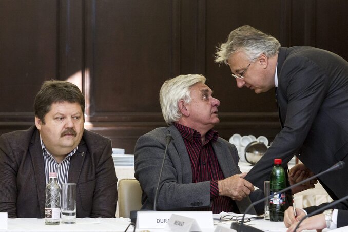 Semjén Zsolt (áll) Duray Miklóssal beszélget, mellettük (balra) Szász Jenő, a Nemzetstratégiai Kutatóintézet elnöke (Fotó: MTI)