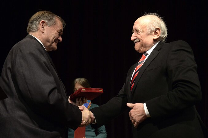 Lezsák Sándor átadja a díjat Hans Kaisernek (Fotó: MTI)