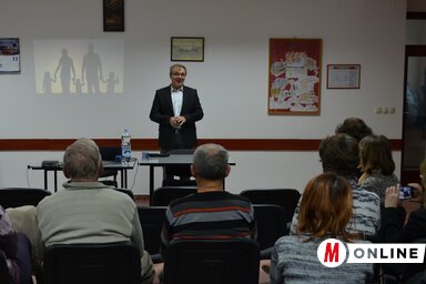 Az est folyamán az előadó a közönséget is bevonta az előadásba, szerepjátékkal világítottak rá egy-egy problémára és annak megoldására (Lakatos János felvétele)