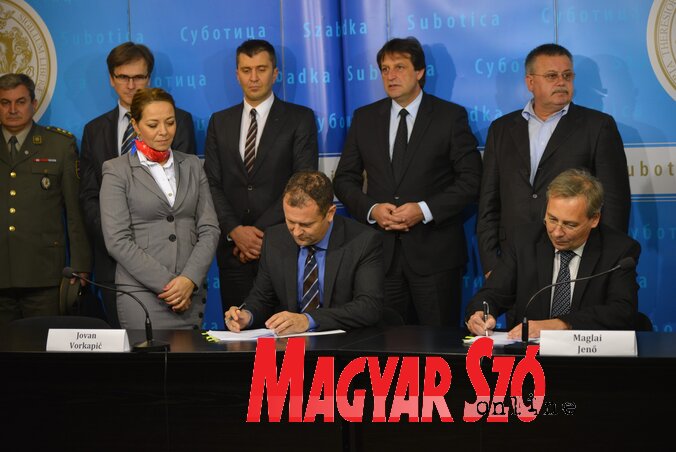 Jovan Vorkapić és Maglai Jenő látta el kézjegyével a szerződést (Fotó: Molnár Edvárd) Jovan Vorkapić és Maglai Jenő látta el kézjegyével a szerződést (Fotó: Molnár Edvárd)