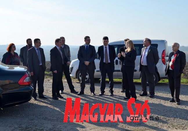 Nagy Zita bemutatja a vendégeknek az ipari parkot (Lakatos János felvétele) Nagy Zita bemutatja a vendégeknek az ipari parkot (Lakatos János felvétele)