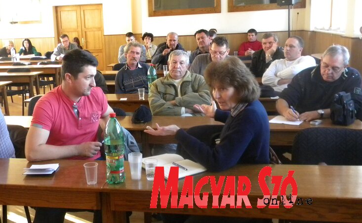 A horgászok felvetéseire Szabados Klára válaszolt (Benedek Miklós felvétele) A horgászok felvetéseire Szabados Klára válaszolt (Benedek Miklós felvétele)