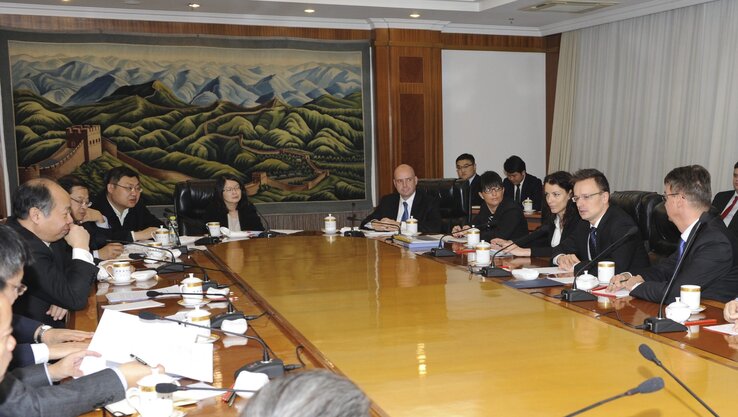 A Szijjártó Péter vezette magyar és Vang Hsziao-tao vezette kínai tárgyalócsoport a Budapest–Belgrád vasútfejlesztési projektum megvalósításáról egyeztet Pekingben (Fotó: MTI)