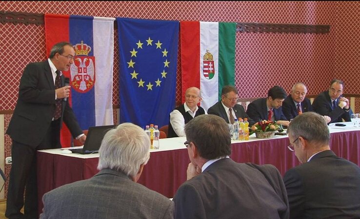 Nógrádi Zoltán polgármester az asztalnál ül (balról az első), mellette Kern Imre államtitkár (Fotó: morahalom.hu)
