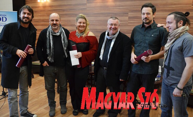 Krizsán Szilvia a többi díjazott társaságában (Fotó: Ótos András)