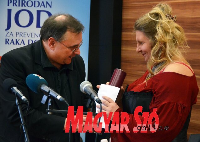 Krizsán Szilvia átveszi a díjat (Ótos András felvétele) Krizsán Szilvia átveszi a díjat (Ótos András felvétele)