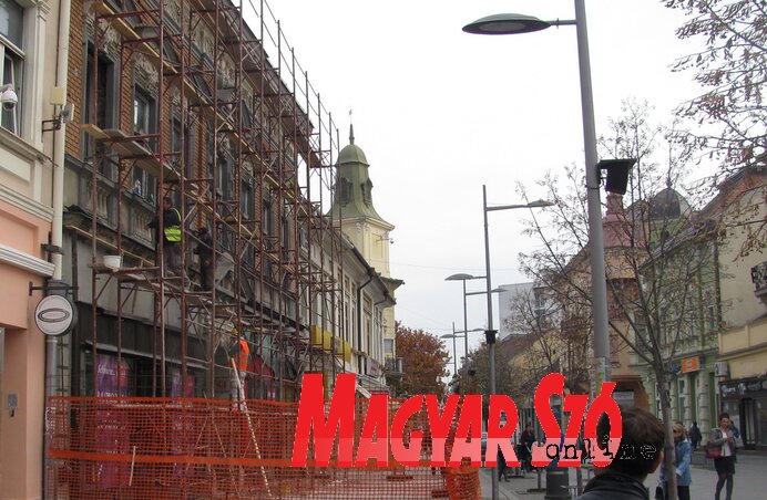 Markó Béla Költők és Kapitányok Most a kezdetekről kellene beszélnem, de akárhogy csűröm-csavarom, nem az emlékezetes olvasmányok győztek meg, hogy íróvá kellene lennem. Egy jelentős kivétellel, arról viszont később szólnék. Egyelőre csak kiskamasz koromig tekintenék vissza, és állíthatom, a jó irodalom már az első mondatok után elfeledteti velünk, hogy: írták. Hogy: kitalálták. Hogy: nem igaz. Jules Verne – ha jól emlékszem, akkor még Verne Gyula – regényeit egytől egyig, de még Karl May – vagyis May Károly – újabb divatja előtt James Fenimore Cooper indiánkönyveit, vagy az Egri csillagokat és A Pál utcai fiúkat úgy olvastam rajongva, hogy egy percig sem jutott eszembe, Verne Gyula, James Fenimore Cooper, Gárdonyi Géza, Molnár Ferenc szeretnék lenni. Dehogy akartam én leélni az életemet Verne Gyulaként, aki állítólag hajózni is egyetlen egyszer hajózott, ha igaz, de fantáziája körberepülte a földet, és eljutott a holdig. Nem, én a tizenöt éves kapitány lettem volna vagy Nemo kapitány – csupa kapitányok, de Hatteras kapitányt nem szerettem –, esetleg Sándor Mátyás és így tovább. Vagy Bőrharisnya, Bornemissza Gergely és persze nem Nemecsek Ernő, hanem Boka János. Meg aztán útleírások garmadája ötlik fel bennem, utazások időben és térben, Scott kapitány – megint egy kapitány! – tragikusan valódi, vagy Robinson, Gulliver elképzelt kalandjai, nagyszerű írók, Defoe, Swift tollából, de kit érdekelt akkor az író! A hős, igen, az volt a fontos, a felfedező vagy a törökverő, angolok, franciák, magyarok. A történelem nagyszerű magyarjai, akikről csak annyit tudtam, amennyi a regényekbe belefért, szívemet-lelkemet fűtötte bátorságuk, ám az csak később derült ki, hogy például Bornemissza Gergely Eger ostroma után nem sokkal szomorú véget ért. Szóval mindettől talán nem lettem volna író. Hanem felfedező, ha lett volna, amit felfedezni, esetleg várvédő, ha lett volna, amit megvédeni. Tíz-tizenkét évesen természetesen már mögöttem voltak ezek a nagyszerű kalandok, de máig jó visszagondolni a Pál utcára, és máig összeszorul a szívem, hogy előbb-utóbb minden szabad grundot beépítenek. Végül is ez az irodalom, így hat az igazi mű. Ám másvalaki tett engem egy életre a vers – a magyar költészet – elkötelezettjévé és őszinte irigyévé is. Akit már akkor olvasott nekem anyám, esti mese helyett is, amikor én még nem tudtam olvasni. Arany Jánosról van szó, arról a költőről, akinek túl könnyedén gördülő Toldiját talán untam néha, de a balladáival nem tudtam betelni. A Szondi két apródja kezdősorai felejthetetlenek, ki ne tudná: Felhőbe hanyatlik a drégeli rom,/ Rá visszasüt a nap, ádáz tusa napja. Hát így is zenélhet a magyar nyelv! Fogalmam sem lehetett trocheusról, anapesztusról, egyszerűen csak elbódultam attól, hogy: És pengeti, pengeti, sirván. Lehet, óvodába menet is ezt dúdoltam a kockaköveken lépegetve, nem is számított, hogy mit jelent. Mint ahogy meleg nyárban is megborzongatott a sor, hogy: Idekinn hideg éj sziszeg aztán. Lehet ezt így csinálni? Természetesen a hős Szondi, a két szerencsétlen apród, a győztes Ali, az ünnepi serbet, füge, pálma, sok déli gyümölcs, mind-mind lenyűgözött, de legfőképpen Arany Jánost csodáltam, és csodálom ma is, ahogy hihetetlenül biztos kézzel rakta össze szóról szóra – igen: szóról szóra, verslábról verslábra – a történetet. Elbűvölt a költői ihlet és a mérnöki pontosság utolérhetetlen elegye, nemcsak ebben a balladában, hanem máshol is, a Tengeri-hántásban vagy az V. Lászlóban. Van-e ennél szebb öt sor a magyar költészetben, ennél feszesebb párbeszéd, ennél drámaibb jelenet: „Ki az? mi az? vagy úgy -”/ „Fordulj be és alugy/ Uram László király:/ A zápor majd eláll,/ Az veri ablakod.” Ráadásul ezekből a balladákból kellett magyar történelmet tanulnom, hiszen az ötvenes-hatvanas években az erdélyi iskolákban vajmi keveset tanítottak Magyarország történelméből. Soha rosszabb történelemtanárt, mint Arany János! Érzelem és értelem van a történeteiben, és főleg, ismétlem, mérnöki munka. Jóval később értettem meg igazán számos versét, hogy éppen ki beszél, ki hallgat, és ki kicsoda ezekben a szaggatott párbeszédekben. Mesteri módon váltogatja a síkokat, sokszor a történetben egy másik történet van, például a Tengeri-hántásban is. Tragikus sorsú szerelmesek, rémálom-gyötörte zsarnokok, szabadságvágyó költők, és főként: minden árnyalatot pontosan kifejező nyelv. Felét sem értettem, mégis szerettem. Aztán teljesen – teljesen? – megértettem, és annál jobban megszerettem. Kit ajánlanék olvasni? Kell-e egyáltalán ajánlani valakit? A jó regényekhez talán egyedül is eltalál az ember. De a jó költőkhöz nem árt a kalauz: Balassi Bálint, Csokonai Vitéz Mihály, Berzsenyi Dániel, Arany János, József Attila… Milyen sokan vannak! És hogy tudnak magyarul! Máig irigylem őket, és már nem szeretnék kapitány lenni, csak költő. (Fotó: Kecskés István) Markó Béla Költők és Kapitányok Most a kezdetekről kellene beszélnem, de akárhogy csűröm-csavarom, nem az emlékezetes olvasmányok győztek meg, hogy íróvá kellene lennem. Egy jelentős kivétellel, arról viszont később szólnék. Egyelőre csak kiskamasz koromig tekintenék vissza, és állíthatom, a jó irodalom már az első mondatok után elfeledteti velünk, hogy: írták. Hogy: kitalálták. Hogy: nem igaz. Jules Verne – ha jól emlékszem, akkor még Verne Gyula – regényeit egytől egyig, de még Karl May – vagyis May Károly – újabb divatja előtt James Fenimore Cooper indiánkönyveit, vagy az Egri csillagokat és A Pál utcai fiúkat úgy olvastam rajongva, hogy egy percig sem jutott eszembe, Verne Gyula, James Fenimore Cooper, Gárdonyi Géza, Molnár Ferenc szeretnék lenni. Dehogy akartam én leélni az életemet Verne Gyulaként, aki állítólag hajózni is egyetlen egyszer hajózott, ha igaz, de fantáziája körberepülte a földet, és eljutott a holdig. Nem, én a tizenöt éves kapitány lettem volna vagy Nemo kapitány – csupa kapitányok, de Hatteras kapitányt nem szerettem –, esetleg Sándor Mátyás és így tovább. Vagy Bőrharisnya, Bornemissza Gergely és persze nem Nemecsek Ernő, hanem Boka János. Meg aztán útleírások garmadája ötlik fel bennem, utazások időben és térben, Scott kapitány – megint egy kapitány! – tragikusan valódi, vagy Robinson, Gulliver elképzelt kalandjai, nagyszerű írók, Defoe, Swift tollából, de kit érdekelt akkor az író! A hős, igen, az volt a fontos, a felfedező vagy a törökverő, angolok, franciák, magyarok. A történelem nagyszerű magyarjai, akikről csak annyit tudtam, amennyi a regényekbe belefért, szívemet-lelkemet fűtötte bátorságuk, ám az csak később derült ki, hogy például Bornemissza Gergely Eger ostroma után nem sokkal szomorú véget ért. Szóval mindettől talán nem lettem volna író. Hanem felfedező, ha lett volna, amit felfedezni, esetleg várvédő, ha lett volna, amit megvédeni. Tíz-tizenkét évesen természetesen már mögöttem voltak ezek a nagyszerű kalandok, de máig jó visszagondolni a Pál utcára, és máig összeszorul a szívem, hogy előbb-utóbb minden szabad grundot beépítenek. Végül is ez az irodalom, így hat az igazi mű. Ám másvalaki tett engem egy életre a vers – a magyar költészet – elkötelezettjévé és őszinte irigyévé is. Akit már akkor olvasott nekem anyám, esti mese helyett is, amikor én még nem tudtam olvasni. Arany Jánosról van szó, arról a költőről, akinek túl könnyedén gördülő Toldiját talán untam néha, de a balladáival nem tudtam betelni. A Szondi két apródja kezdősorai felejthetetlenek, ki ne tudná: Felhőbe hanyatlik a drégeli rom,/ Rá visszasüt a nap, ádáz tusa napja. Hát így is zenélhet a magyar nyelv! Fogalmam sem lehetett trocheusról, anapesztusról, egyszerűen csak elbódultam attól, hogy: És pengeti, pengeti, sirván. Lehet, óvodába menet is ezt dúdoltam a kockaköveken lépegetve, nem is számított, hogy mit jelent. Mint ahogy meleg nyárban is megborzongatott a sor, hogy: Idekinn hideg éj sziszeg aztán. Lehet ezt így csinálni? Természetesen a hős Szondi, a két szerencsétlen apród, a győztes Ali, az ünnepi serbet, füge, pálma, sok déli gyümölcs, mind-mind lenyűgözött, de legfőképpen Arany Jánost csodáltam, és csodálom ma is, ahogy hihetetlenül biztos kézzel rakta össze szóról szóra – igen: szóról szóra, verslábról verslábra – a történetet. Elbűvölt a költői ihlet és a mérnöki pontosság utolérhetetlen elegye, nemcsak ebben a balladában, hanem máshol is, a Tengeri-hántásban vagy az V. Lászlóban. Van-e ennél szebb öt sor a magyar költészetben, ennél feszesebb párbeszéd, ennél drámaibb jelenet: „Ki az? mi az? vagy úgy -”/ „Fordulj be és alugy/ Uram László király:/ A zápor majd eláll,/ Az veri ablakod.” Ráadásul ezekből a balladákból kellett magyar történelmet tanulnom, hiszen az ötvenes-hatvanas években az erdélyi iskolákban vajmi keveset tanítottak Magyarország történelméből. Soha rosszabb történelemtanárt, mint Arany János! Érzelem és értelem van a történeteiben, és főleg, ismétlem, mérnöki munka. Jóval később értettem meg igazán számos versét, hogy éppen ki beszél, ki hallgat, és ki kicsoda ezekben a szaggatott párbeszédekben. Mesteri módon váltogatja a síkokat, sokszor a történetben egy másik történet van, például a Tengeri-hántásban is. Tragikus sorsú szerelmesek, rémálom-gyötörte zsarnokok, szabadságvágyó költők, és főként: minden árnyalatot pontosan kifejező nyelv. Felét sem értettem, mégis szerettem. Aztán teljesen – teljesen? – megértettem, és annál jobban megszerettem. Kit ajánlanék olvasni? Kell-e egyáltalán ajánlani valakit? A jó regényekhez talán egyedül is eltalál az ember. De a jó költőkhöz nem árt a kalauz: Balassi Bálint, Csokonai Vitéz Mihály, Berzsenyi Dániel, Arany János, József Attila… Milyen sokan vannak! És hogy tudnak magyarul! Máig irigylem őket, és már nem szeretnék kapitány lenni, csak költő. (Fotó: Kecskés István)