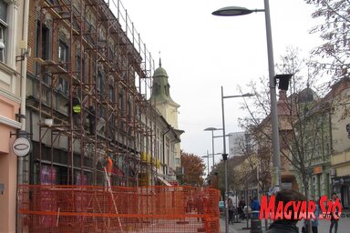 Markó Béla    Költők és Kapitányok     Most a kezdetekről kellene beszélnem, de akárhogy csűröm-csavarom, nem az emlékezetes olvasmányok győztek meg, hogy íróvá kellene lennem. Egy jelentős kivétellel, arról viszont később szólnék. Egyelőre csak kiskamasz koromig tekintenék vissza, és állíthatom, a jó irodalom már az első mondatok után elfeledteti velünk, hogy: írták. Hogy: kitalálták. Hogy: nem igaz. Jules Verne – ha jól emlékszem, akkor még Verne Gyula – regényeit egytől egyig, de még Karl May – vagyis May Károly – újabb divatja előtt James Fenimore Cooper indiánkönyveit, vagy az Egri csillagokat és A Pál utcai fiúkat úgy olvastam rajongva, hogy egy percig sem jutott eszembe, Verne Gyula, James Fenimore Cooper, Gárdonyi Géza, Molnár Ferenc szeretnék lenni. Dehogy akartam én leélni az életemet Verne Gyulaként, aki állítólag hajózni is egyetlen egyszer hajózott, ha igaz, de fantáziája körberepülte a földet, és eljutott a holdig. Nem, én a tizenöt éves kapitány lettem volna vagy Nemo kapitány – csupa kapitányok, de Hatteras kapitányt nem szerettem –, esetleg Sándor Mátyás és így tovább. Vagy Bőrharisnya, Bornemissza Gergely és persze nem Nemecsek Ernő, hanem Boka János. Meg aztán útleírások garmadája ötlik fel bennem, utazások időben és térben, Scott kapitány – megint egy kapitány! – tragikusan valódi, vagy Robinson, Gulliver elképzelt kalandjai, nagyszerű írók, Defoe, Swift tollából, de kit érdekelt akkor az író! A hős, igen, az volt a fontos, a felfedező vagy a törökverő, angolok, franciák, magyarok. A történelem nagyszerű magyarjai, akikről csak annyit tudtam, amennyi a regényekbe belefért, szívemet-lelkemet fűtötte bátorságuk, ám az csak később derült ki, hogy például Bornemissza Gergely Eger ostroma után nem sokkal szomorú véget ért.              Szóval mindettől talán nem lettem volna író. Hanem felfedező, ha lett volna, amit felfedezni, esetleg várvédő, ha lett volna, amit megvédeni. Tíz-tizenkét évesen természetesen már mögöttem voltak ezek a nagyszerű kalandok, de máig jó visszagondolni a Pál utcára, és máig összeszorul a szívem, hogy előbb-utóbb minden szabad grundot beépítenek. Végül is ez az irodalom, így hat az igazi mű.  Ám másvalaki tett engem egy életre a vers – a magyar költészet – elkötelezettjévé és őszinte irigyévé is. Akit már akkor olvasott nekem anyám, esti mese helyett is, amikor én még nem tudtam olvasni. Arany Jánosról van szó, arról a költőről, akinek túl könnyedén gördülő Toldiját talán untam néha, de a balladáival nem tudtam betelni. A Szondi két apródja kezdősorai felejthetetlenek, ki ne tudná: Felhőbe hanyatlik a drégeli rom,/ Rá visszasüt a nap, ádáz tusa napja. Hát így is zenélhet a magyar nyelv! Fogalmam sem lehetett trocheusról, anapesztusról, egyszerűen csak elbódultam attól, hogy: És pengeti, pengeti, sirván. Lehet, óvodába menet is ezt dúdoltam a kockaköveken lépegetve, nem is számított, hogy mit jelent. Mint ahogy meleg nyárban is megborzongatott a sor, hogy: Idekinn hideg éj sziszeg aztán. Lehet ezt így csinálni? Természetesen a hős Szondi, a két szerencsétlen apród, a győztes Ali, az ünnepi serbet, füge, pálma, sok déli gyümölcs, mind-mind lenyűgözött, de legfőképpen Arany Jánost csodáltam, és csodálom ma is, ahogy hihetetlenül biztos kézzel rakta össze szóról szóra – igen: szóról szóra, verslábról verslábra – a történetet. Elbűvölt a költői ihlet és a mérnöki pontosság utolérhetetlen elegye, nemcsak ebben a balladában, hanem máshol is, a Tengeri-hántásban vagy az V. Lászlóban. Van-e ennél szebb öt sor a magyar költészetben, ennél feszesebb párbeszéd, ennél drámaibb jelenet: „Ki az? mi az? vagy úgy -”/ „Fordulj be és alugy/ Uram László király:/ A zápor majd eláll,/ Az veri ablakod.” Ráadásul ezekből a balladákból kellett magyar történelmet tanulnom, hiszen az ötvenes-hatvanas években az erdélyi iskolákban vajmi keveset tanítottak Magyarország történelméből. Soha rosszabb történelemtanárt, mint Arany János! Érzelem és értelem van a történeteiben, és főleg, ismétlem, mérnöki munka. Jóval később értettem meg igazán számos versét, hogy éppen ki beszél, ki hallgat, és ki kicsoda ezekben a szaggatott párbeszédekben. Mesteri módon váltogatja a síkokat, sokszor a történetben egy másik történet van, például a Tengeri-hántásban is. Tragikus sorsú szerelmesek, rémálom-gyötörte zsarnokok, szabadságvágyó költők, és főként: minden árnyalatot pontosan kifejező nyelv. Felét sem értettem, mégis szerettem. Aztán teljesen – teljesen? – megértettem, és annál jobban megszerettem. Kit ajánlanék olvasni? Kell-e egyáltalán ajánlani valakit? A jó regényekhez talán egyedül is eltalál az ember. De a jó költőkhöz nem árt a kalauz: Balassi Bálint, Csokonai Vitéz Mihály, Berzsenyi Dániel, Arany János, József Attila… Milyen sokan vannak! És hogy tudnak magyarul! Máig irigylem őket, és már nem szeretnék kapitány lenni, csak költő. (Fotó: Kecskés István)