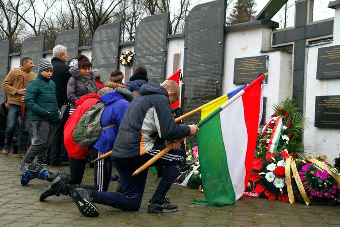 Főhajtás az áldozatok előtt az emlékparkban (Fotó: MTI)